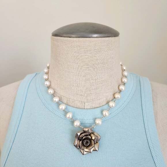 NECKLACE WHITE PEARL WITH SILVER ROSE PENDANT.